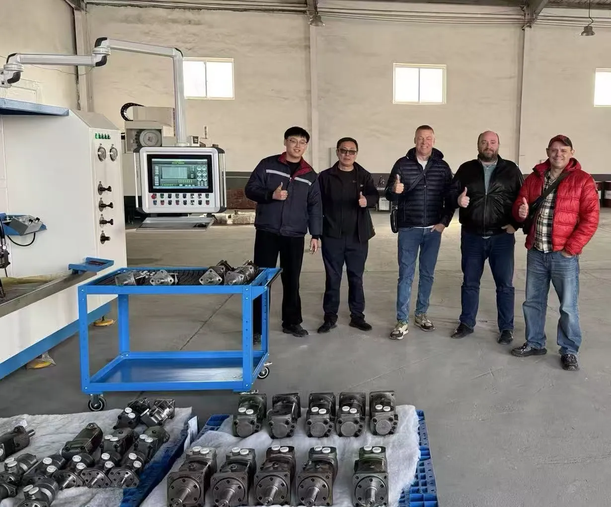 Amakhasimende aseRussia avakashele ifekthri ye-Yushan hydraulic motor eQingdao ukuze ahlolwe futhi ashintshisane ngemibono.